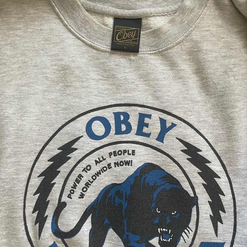 Light Grey Obey Crewneck sweatshirt men’s M
